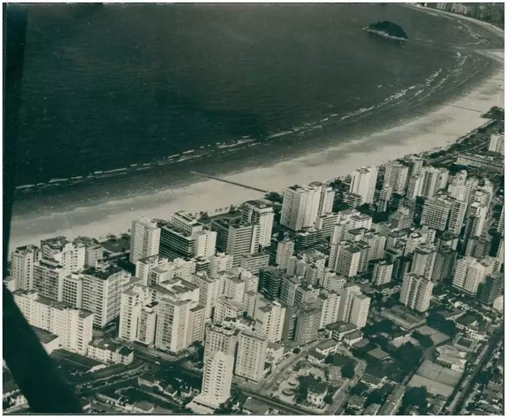 Foto 38: [Vista aérea da cidade] : Praia do Gonzaga : Praia do Boqueirão : [Ilha de Urubuqueçaba] : Santos, SP
