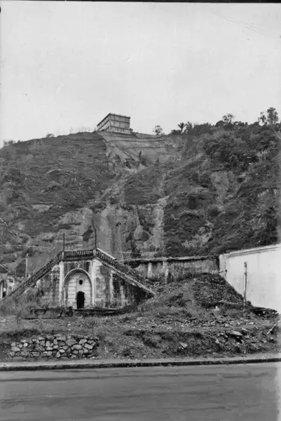 Foto 46: Cidade de Santos, aspecto do deslizamento do barraco argiloso que ocorreu no ano de 1956 (SP)