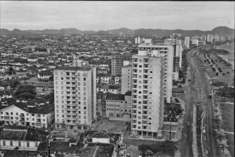 Foto 51: Vista da cidade de Santos, vê-se o centro e parte da praia (SP)