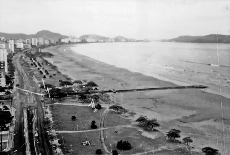 Foto 55: Vista da cidade de Santos, vê-se o centro e parte da praia (SP)