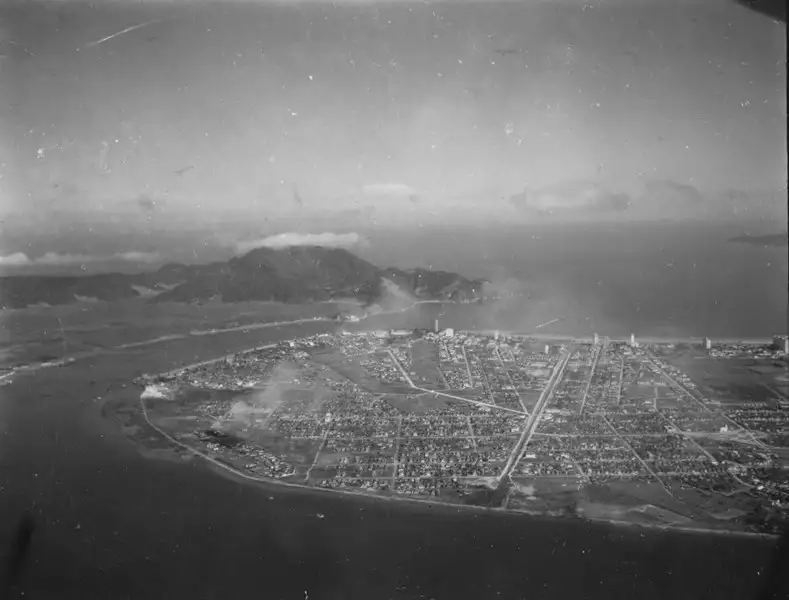 Foto 113: Vista aérea parcial da cidade de Santos (SP)