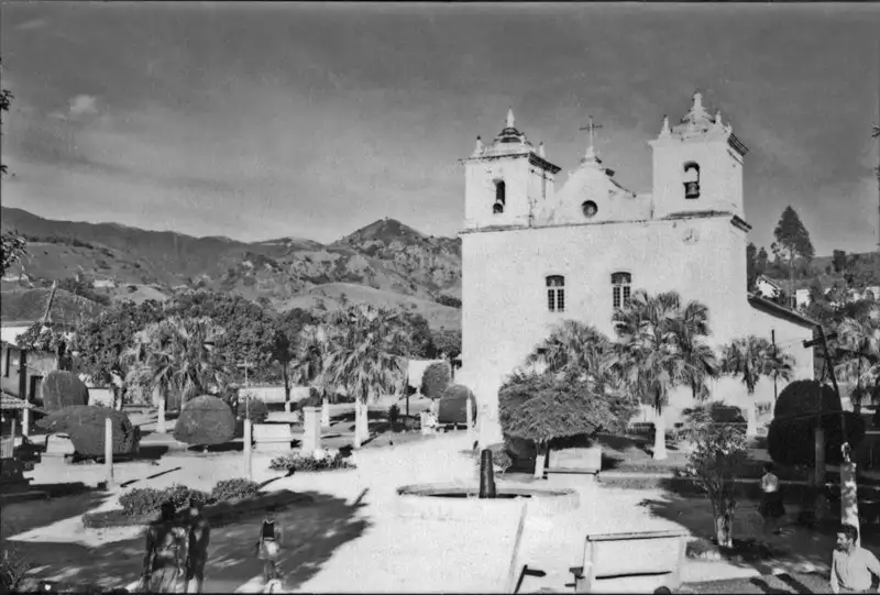 Foto 2: Vista da praça principal de São José do Barreiro, Cel. Cunha Lara, vendo-se a igreja matriz São José, construída em 1881, ao fundo a Serra da Bocaina (SP)