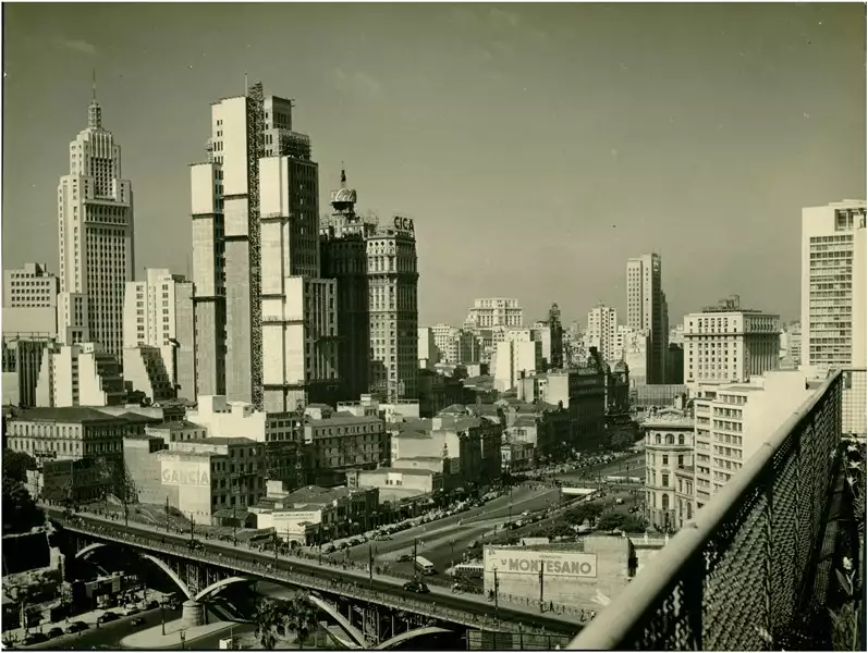 Foto 39: [Viaduto Santa Ifigênia : vista panorâmica da cidade : Edifício Altino Arantes] : São Paulo, SP