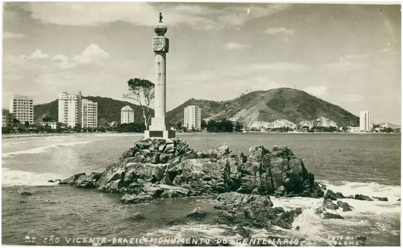 Foto 7: Monumento ao IV Centenário [da Fundação de São Vicente] : [vista panorâmica da cidade] : Praia do Gonzaguinha : São Vicente, SP