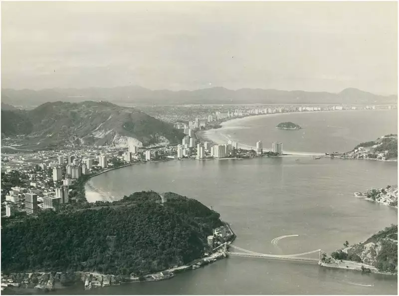 Foto 36: [Morro dos Barbosas : Ponte Pênsil : vista aérea da cidade : Morro da Asa Delta] : São Vicente, SP