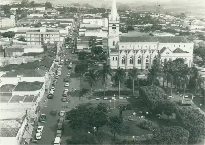Foto 10: Vista [panorâmica da cidade : Rua Barão do Rio Branco : Praça 21 de Abril] : Sertãozinho (SP)