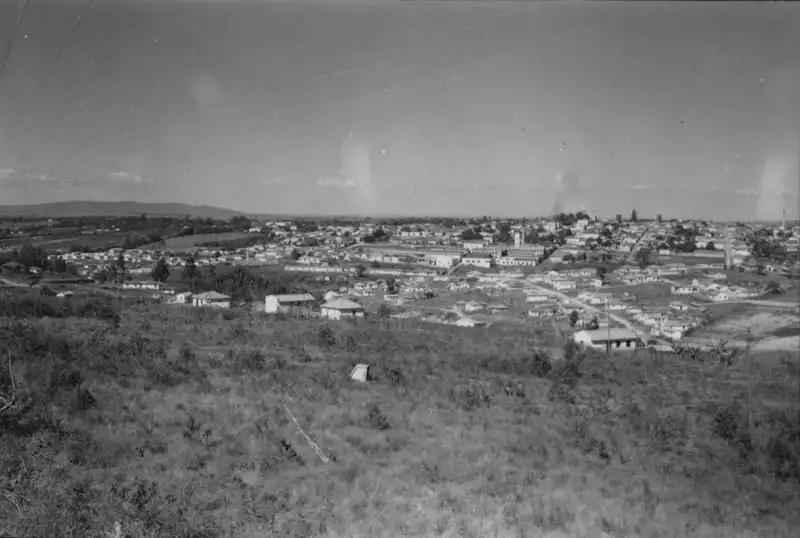 Foto 1: Vista da cidade de Tatuí, tirada da rodovia. A cidade está situada numa encosta (SP)