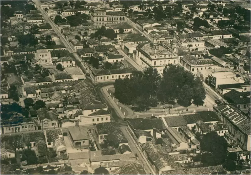 Foto 14: Vista aérea da cidade : [Praça da Matriz : Igreja Matriz Nossa Senhora da Conceição] : Tatuí, SP