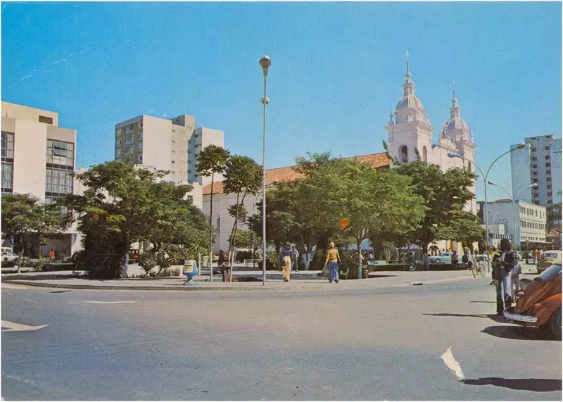 Foto 15: Praça Dom Epaminondas : Catedral de São Francisco de Chagas : Taubaté, SP