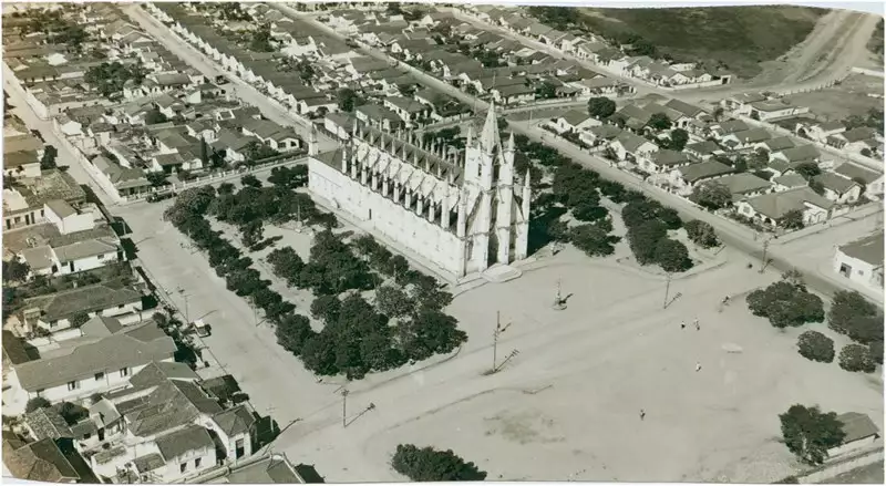 Foto 38: Vista aérea da cidade : Santuário de Santa Terezinha : Taubaté, SP