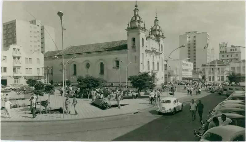 Foto 40: Praça Dom Epaminondas : Catedral de São Francisco de Chagas : Taubaté, SP