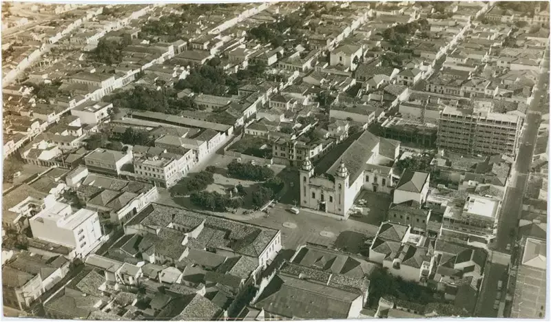 Foto 41: Vista aérea da cidade : Praça Dom Epaminondas : Catedral de São Francisco de Chagas : Taubaté, SP