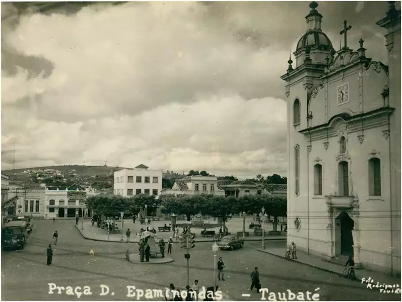 Foto 42: Praça Dom Epaminondas : Catedral de São Francisco de Chagas : Taubaté, SP