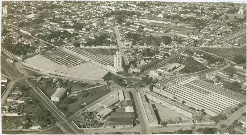 Foto 82: Vista aérea da cidade : Praça Félix Guisard : Taubaté, SP
